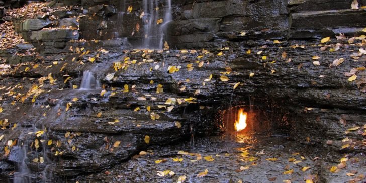 La Llama Eterna: El misterio de El fuego bajo el agua en una cascada