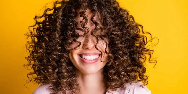 Cabello Rizado: Tips para tener los rizos perfectos sin maltratarlos.