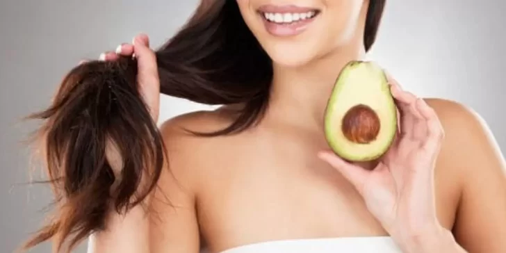 ¿Aguacate en el cabello? Conoce las maravillosas propiedades que aporta este alimento en el pelo.