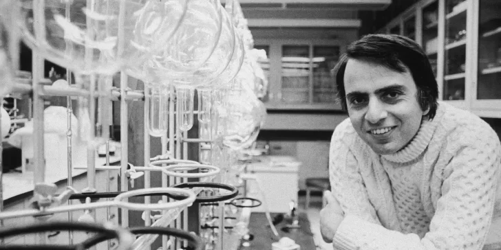 Carl Sagan un astrofísico, astrónomo y escritor estadounidense