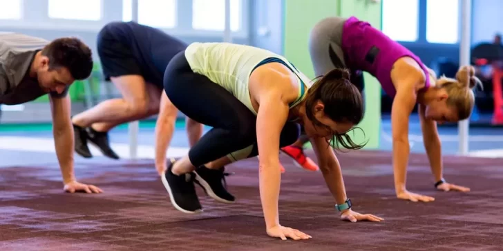 Burpees, un ejercicio completo que hace trabajar todo el cuerpo.