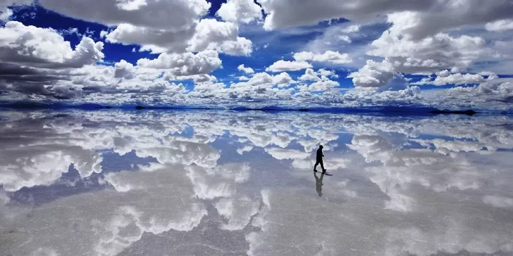 Salar de Uyuni, un sitio espectacular como de fuera de este mundo, en el cual el cielo y la tierra se unen.